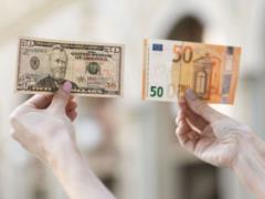Украинцы отказываются от доллара и переходят на евро: сколько уже скупили валюты
