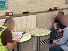 В Киеве сотрудник суда за деньги  помогал  коллегам обновить данные в ТЦК