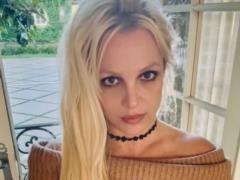 Бритни Спирс заявила, что удочерила девочку и переезжает в Европу