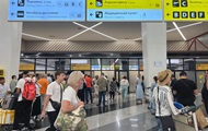 В аэропортах РФ продолжается коллапс из-за БпЛА: пассажирам выдают коврики