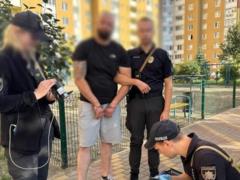 В Киеве мужчина стрелял по авто во дворе дома