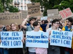 Подрыв антикоррупционных органов бросает тень на будущий курс Украины — The Economist