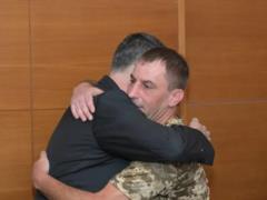 Глава МИД Израиля встретился с украинским военным, который потерял семью из-за иранского ракетного удара
