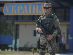 Россия официально закрывает 20 пунктов пропуска на границе с Украиной