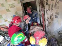 В Киеве достали мужчину из-под завалов дома
