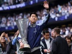 Tottengema star striker officially announced his departure