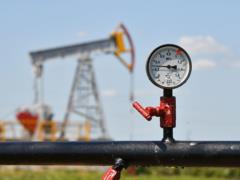 Нефтяные доходы РФ упали на треть