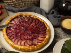 Тарт с сочными сливами к чаю: делимся рецептом вкусной выпечки к чаю