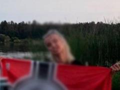 В Киеве секретарь суда позировала с нацистским флагом