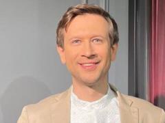 Слушай ты, чепушило!  Дмитрий Ступка с руганью набросился на военного, который упрекнул его в  бегстве  за границу