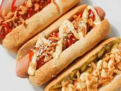 Сочные домашние хот-доги с сырным соусом и овощами: рецепт блюда для перекуса и пикника