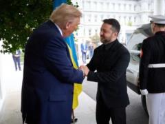 Зеленский подарил Трампу клюшку для гольфа, которую передал украинский военный