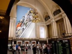 На киевском вокзале установили 21-метровое монументальное полотно Леси Хоменко  Движение 
