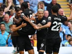 Tottengem turning to the ground Manchester Siti