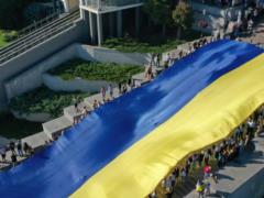  Наш путь сквозь бурные времена : в Одессе развернули 34-метровый флаг Украины. Фото и видео