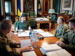 Зеленский обсудил с военными резервы для ВСУ