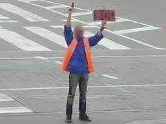 В Виннице мужчина с игрушечным пистолетом объявил минуту молчания: полиция быстро установила личность