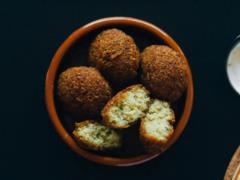 Как вкусно приготовить дома фалафель: получится хрустящим и золотистым
