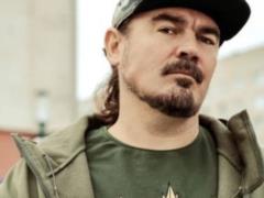  Надо вводить экзамен по языку . Фронтмен группы  ТНМК  выступил за радикальную украинизацию