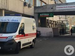 В Киеве мужчина выпал из окна дома и  преземлился  на крышу авто: пострадавшего госпитализировали.