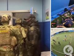 В России футбольную команду во время матча повязал ОМОН после драки с соперниками.