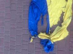 В Кропивницком мужчина сорвал и растоптал флаг Украины