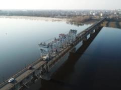 В Кременчуге в результате ночной атаки поврежден мост через Днепр