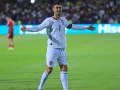 Ronaldo pissing the desk of 1200 effective