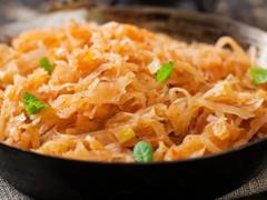 Как вкусно приготовить тушеную капусту: самый простой рецепт домашнего блюда