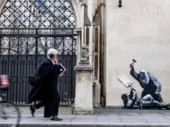 В Лондоне появился новый мурал Бэнкси на здании Королевского суда