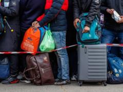 Студенты массово берут отпуска для выезда за границу - эксперт