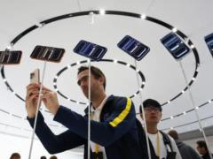 Перевод в наушниках, самый тонкий iPhone и спутниковая связь на часах: главное с презентации Apple