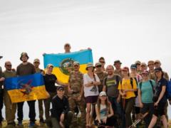 Вера, сила и поддержка: украинские полицейские и ветераны войны покорили Карпаты после тяжелых ранений.