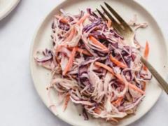 Полезный осенний салат из фиолетовой капусты, с яблоками и сухарями: рецепт оригинального блюда