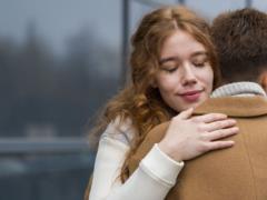 Объятия показывают, какой вы человек: выводы ученых
