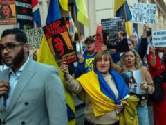 Протестующие собрались возле Королевского оперного театра во время выступления Анны Нетребко