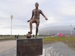 In honor of the famous player and coach of Bavaria, a monument is opened