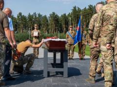 На НВМК похоронили первого опознанного защитника