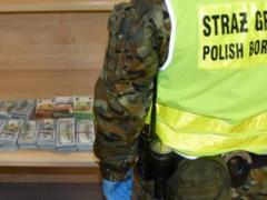 Украинка пыталась провезти в Польшу кучу валюты в чемодане