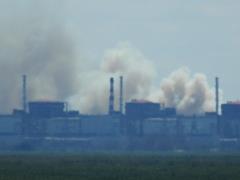 МАГАТЭ зафиксировало обстрелы и черный дым возле ЗАЭС