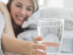 Теплая вода вместо кофе: секрет здорового старта дня