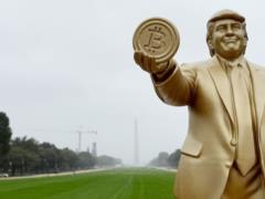  Послание громкое и четкое : возле Капитолия установили золотую статую Трампа с биткоином, сеть взорвалась комментариями.