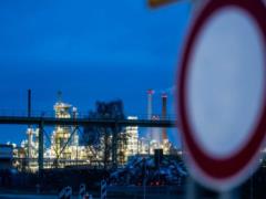 Российские НПЗ приостанавливают работу: бензин дорожает, запасы заканчиваются