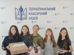 Выпекала кексы и делала браслеты: школьница из Тернополя приобрела Starlink для учительницы, которая служит в ВСУ.