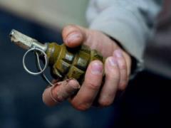 Требовал вернуть подарок: под Киевом мужчина угрожал девушке гранатой
