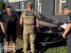 Переправлял уклонистов за границу: в Харькове задержали экс-правоохранителя