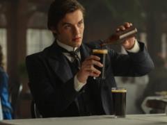 На Netflix вышел сериал, который сравнивают с  Острыми козырьками : о чем  Дом Гиннесов 