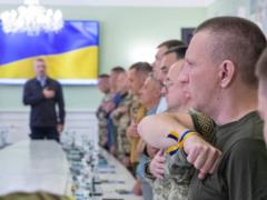 Кличко встретился с военными-киевлянами, которые вернулись из плена РФ.