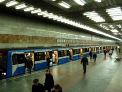 У метро Киева пассажир упал на рельсы
