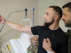 Зеленский встретился с воинами, которые проходят лечение после ранений, и вручил награды.